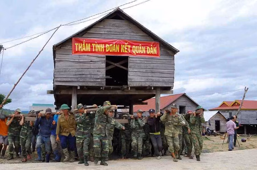 Lực lượng vũ trang huyện giúp nhân dân xã Chư A Thai (huyện Phú Thiện) di dời nhà ở. Ảnh: Vĩnh Hoàng lực lượng vũ trang huyện giúp nhân dân xã Chư A Thai (huyện Phú Thiện) di dời nhà ở