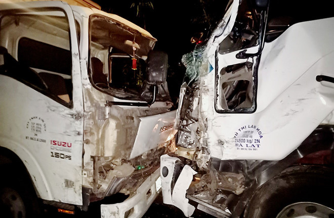 Tai nạn khiến đầu 2 xe tải dính chặt vào nhau và hư hỏng nặng Tai nạn khiến đầu 2 xe tải dính chặt vào nhau và hư hỏng nặng