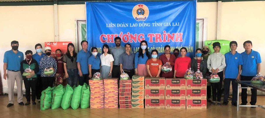 Liên đoàn Lao động tỉnh tặng quà cho công nhân, lao động nghèo. Ảnh: Đinh Yến