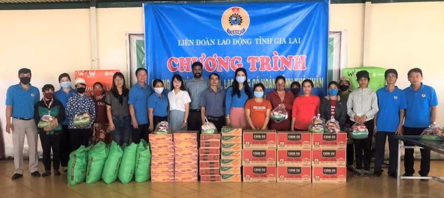 Liên đoàn Lao động tỉnh tặng quà cho công nhân, lao động nghèo. Ảnh: Đinh Yến