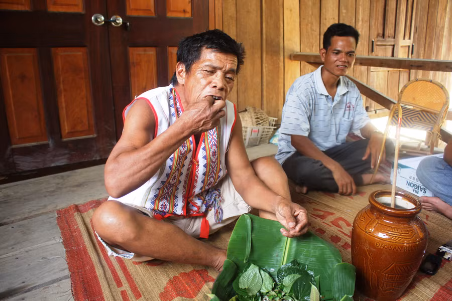 Theo bà con Rơ Mâm, món ăn xưa kia thường ăn trong lúc đi làm. Tuy nhiên, giờ đây đã thành đặc sản và ăn lúc dịp lễ tết hoặc nhà có khách quý đến thăm
