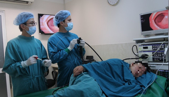 Các bác sĩ đang tiến hành bóc tách polyp.