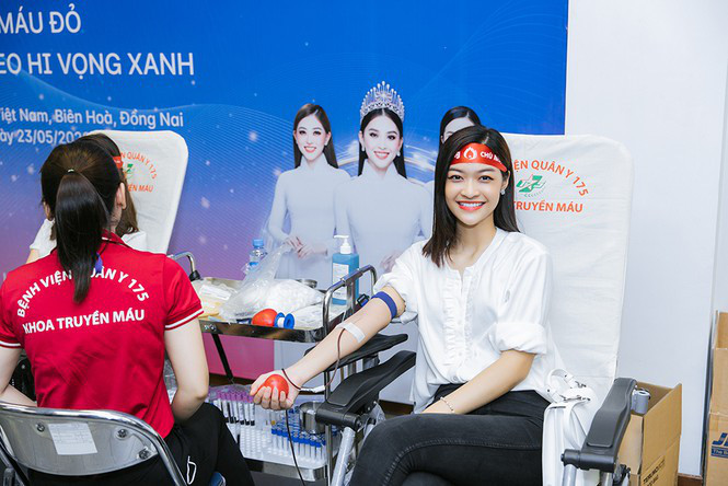 Á hậu Kiều Loan mỉm cười tươi tắn khi được tham gia chương trình ý nghĩa này.