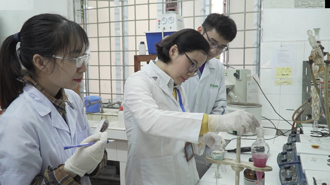 Tiến sĩ Trần Phương Thảo (giữa) hướng dẫn sinh viên nghiên cứu khoa học tại Trường ĐH Dược Hà Nội ẢNH: V.T