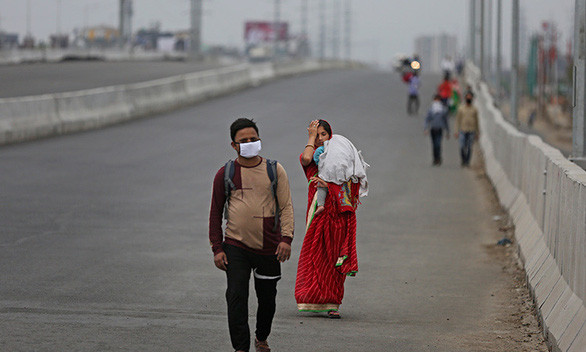 Cặp vợ chồng trẻ ở Ấn Độ từng chọn cách đi bộ về quê khi chính quyền phong tỏa - Ảnh: AP