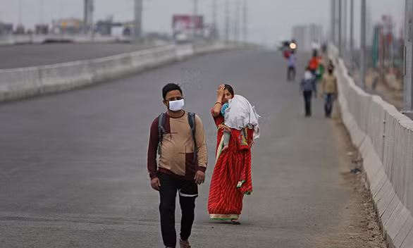 Cặp vợ chồng trẻ ở Ấn Độ từng chọn cách đi bộ về quê khi chính quyền phong tỏa - Ảnh: AP