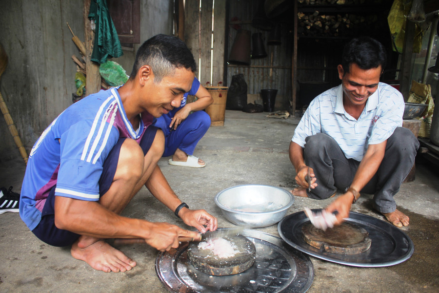 Các còn tươi được xẻ lấy phần thịt và băm nhuyễn