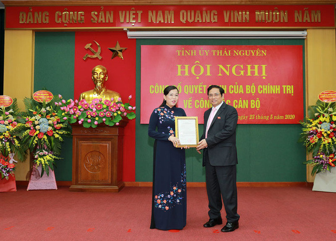 Ông Phạm Minh Chính, Ủy viên Bộ Chính trị, Bí thư Trung ương Đảng, Trưởng Ban Tổ chức Trung ương trao Quyết định cho bà Nguyễn Thanh Hải, Ủy viên Trung ương Đảng, Bí thư Tỉnh ủy Thái Nguyên - Ảnh: Báo Thái Nguyên Ông Phạm Minh Chính, Ủy viên Bộ Chính trị, Bí thư Trung ương Đảng, Trưởng Ban Tổ chức Trung ương trao Quyết định cho bà Nguyễn Thanh Hải, Ủy viên Trung ương Đảng, Bí thư Tỉnh ủy Thái Nguyên - Ảnh: Báo Thái Nguyên