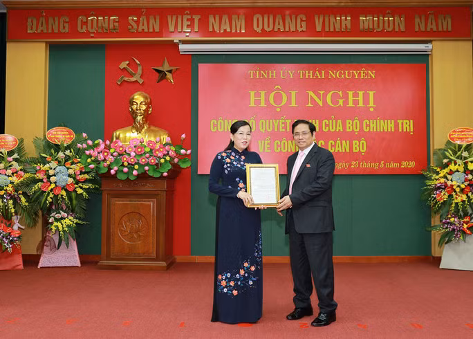 Ông Phạm Minh Chính, Ủy viên Bộ Chính trị, Bí thư Trung ương Đảng, Trưởng Ban Tổ chức Trung ương trao Quyết định cho bà Nguyễn Thanh Hải, Ủy viên Trung ương Đảng, Bí thư Tỉnh ủy Thái Nguyên - Ảnh: Báo Thái Nguyên