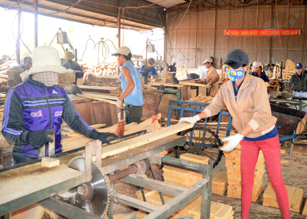 Người lao động nâng cao trách nhiệm, đảm bảo an toàn trong sản xuất. Ảnh: Đ.Y