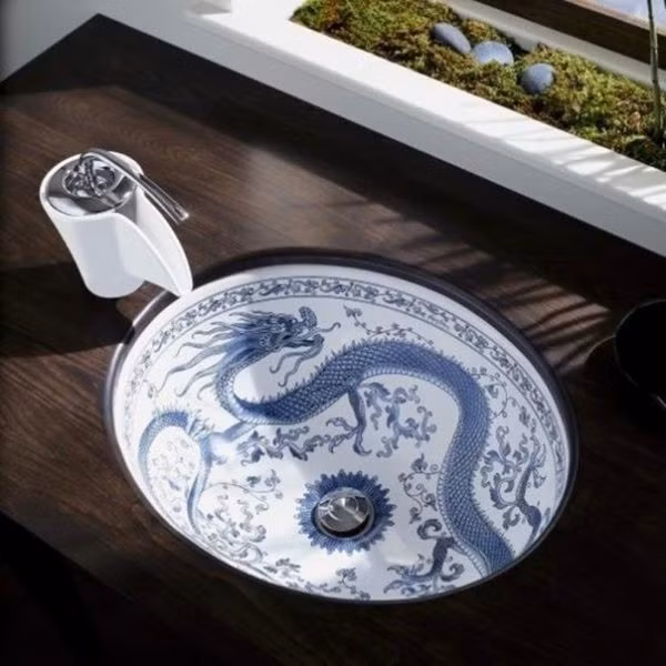 Họa tiết bằng rồng, in trên bồn sứ thể hiện gu thẫm mỹ độc đáo cho người sở hữu.