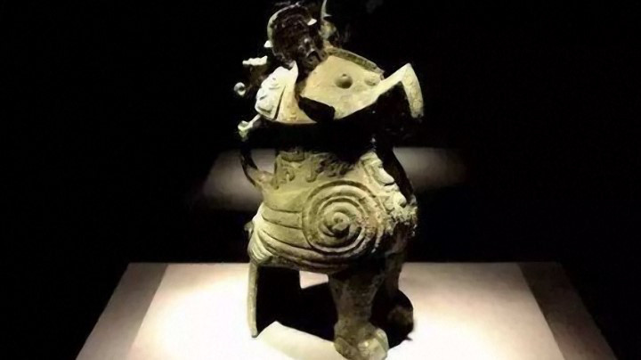 Cổ vật bằng đồng này là một kho báu cấp quốc gia được trưng bày trong bảo tàng tỉnh Hà Nam, Trung Quốc. Hình dạng của nó rất kỳ lạ Cổ vật bằng đồng này là một kho báu cấp quốc gia được trưng bày trong bảo tàng tỉnh Hà Nam, Trung Quốc. Hình dạng của nó rất kỳ lạ