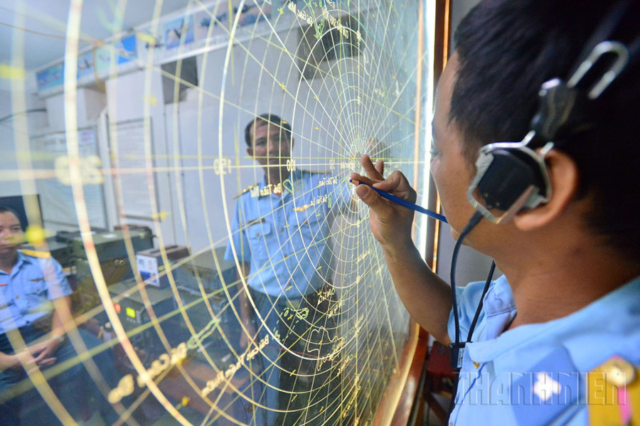  Cán bộ chiến sĩ trạm ra đa của sư đoàn phòng không 377 (quân chủng Phòng không - Không quân) theo dõi chặt chẽ hoạt động của các mục tiêu, canh giữ vùng trời biển đảo - Ảnh: Mai Thanh Hải