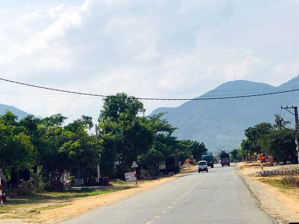 Quốc lộ 19-đoạn qua xã Hà Tam (huyện Đak Pơ) có bề mặt khá hẹp. Ảnh: T.D