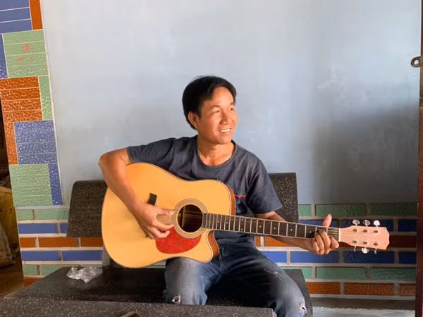 Anh Siu Brel (thôn Ma Rin 3) say sưa bên cây đàn guitar. Ảnh: V.C
