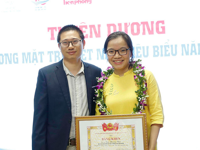 Tiến sĩ Trần Phương Thảo cùng chồng tại buổi nhận Giải thưởng Gương mặt trẻ VN triển vọng năm 2019 do T.Ư Đoàn trao tặng