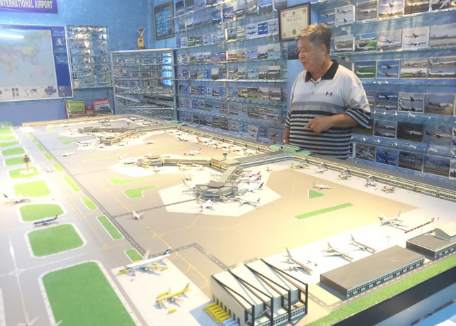 Phan Ngọc Thiết và mô hình sân bay của ông. ẢNH: T.Đ.T