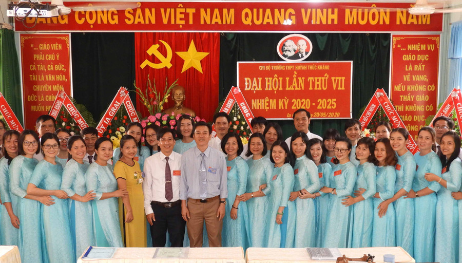 Tập thể Chi bộ Trường THPT Huỳnh thúc Kháng. Ảnh: Thanh Nhật 