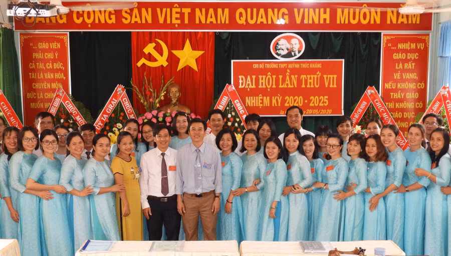 Tập thể Chi bộ Trường THPT Huỳnh thúc Kháng. Ảnh: Thanh Nhật 