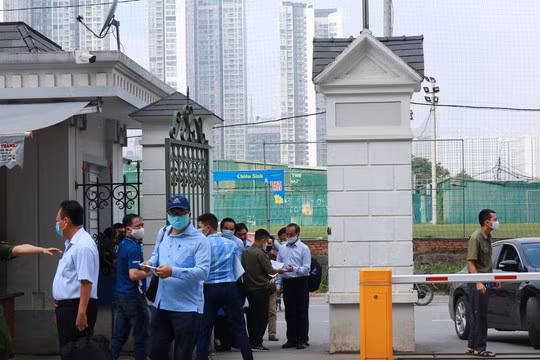 Làm thủ tục vào dự phiên tòa