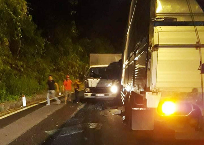 Nhiều người đi đường cạy cửa cứu tài xế mắc kẹt trong cabin xe tải Nhiều người đi đường cạy cửa cứu tài xế mắc kẹt trong cabin xe tải