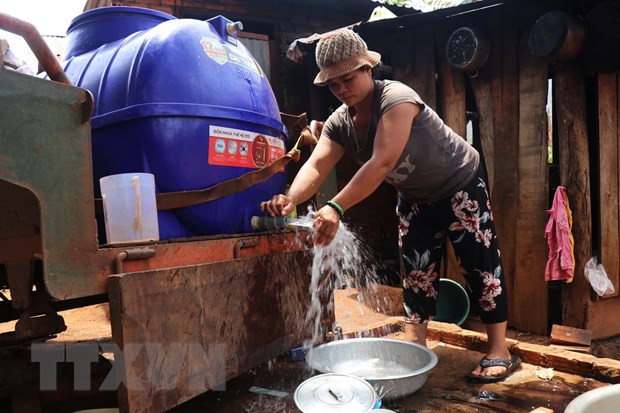 Người dân xã Ea Nuôi, huyện Buôn Đôn, phải đi xin nước về phục vụ cho sinh hoạt. (Ảnh: Tuấn Anh/TTXVN)