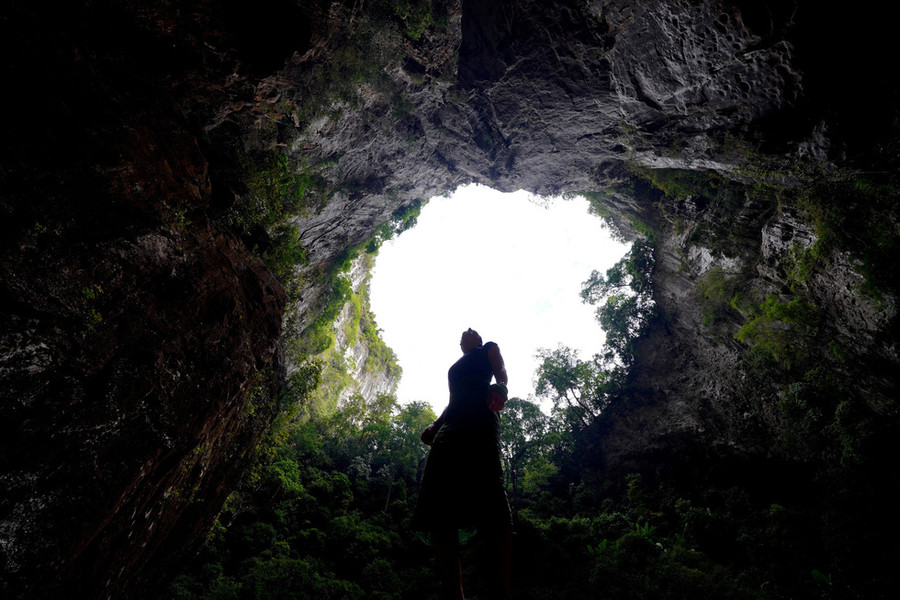 Đứng từ dưới đáy nhìn lên, hố sụt Kong Collapse như một miệng ống khổng lồ - Ảnh: Công ty Jungle Boss cung cấp