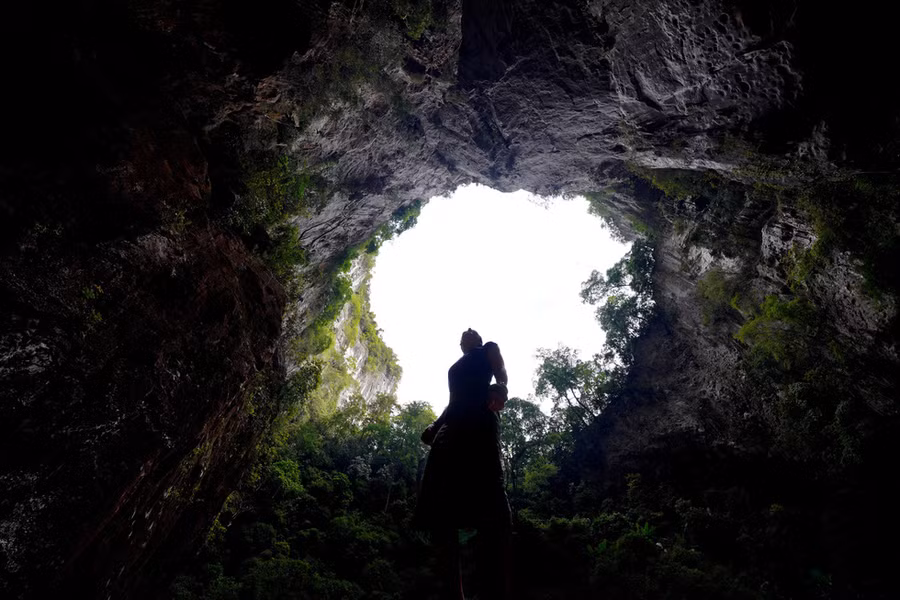 Đứng từ dưới đáy nhìn lên, hố sụt Kong Collapse như một miệng ống khổng lồ - Ảnh: Công ty Jungle Boss cung cấp