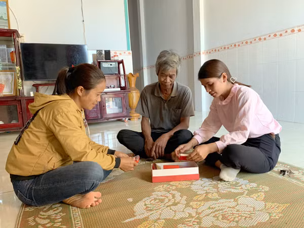 Ông Đinh Lực trò chuyện về những ngày gian khổ trong rừng tìm gỗ xây lăng Bác. Ảnh: P.L