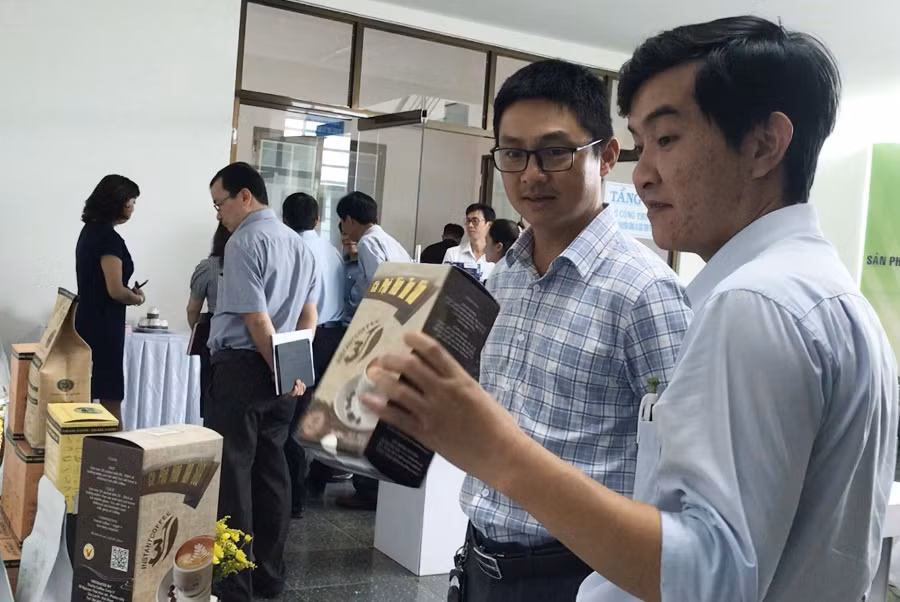 Các sản phẩm, bộ sản phẩm được bình chọn là sản phẩm CNNT tiêu biểu cấp tỉnh năm 2020. Ảnh: V.T