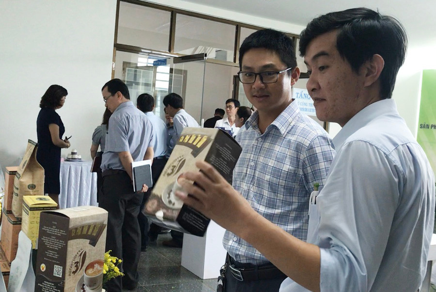 Các sản phẩm, bộ sản phẩm được bình chọn là sản phẩm CNNT tiêu biểu cấp tỉnh năm 2020. Ảnh: V.T Các sản phẩm, bộ sản phẩm được bình chọn là sản phẩm CNNT tiêu biểu cấp tỉnh năm 2020. Ảnh: V.T