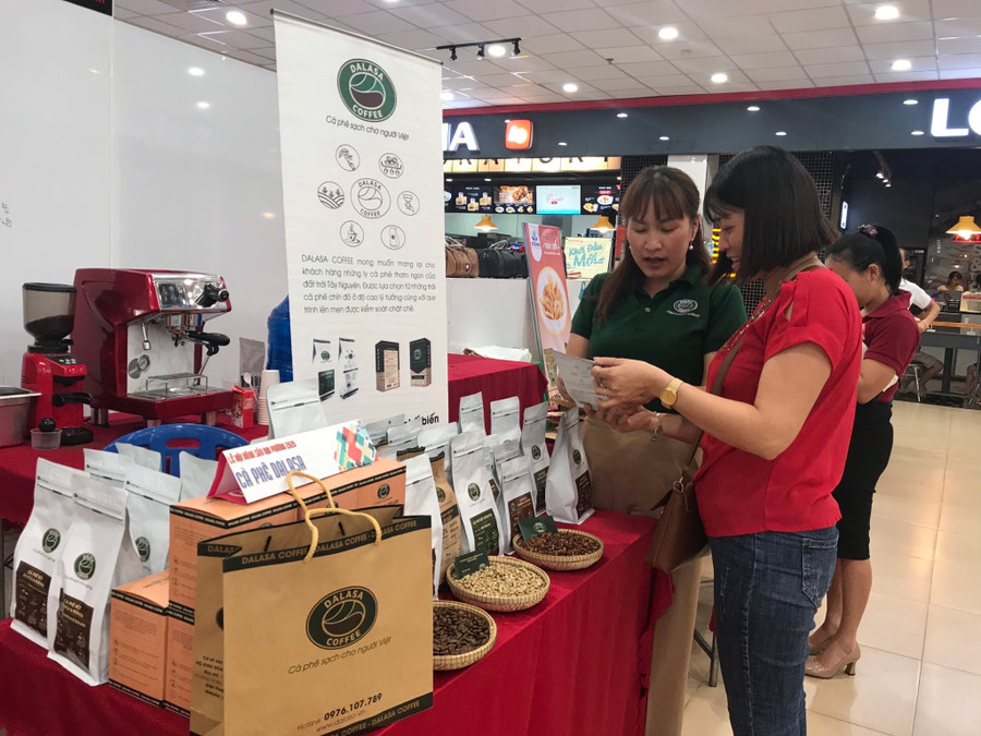 Sản phẩm OCOP trưng bày tại siêu thị. Ảnh: Nguyễn Diệp 