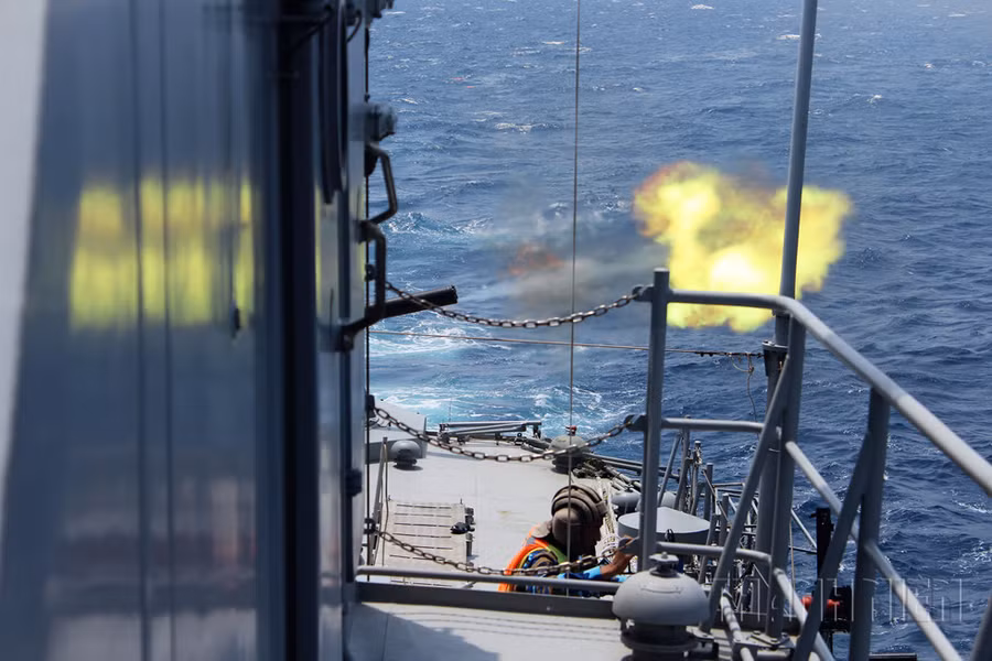 Pháo tự động 6 nòng (AK-630) trên tàu tên lửa tấn công nhanh của lữ đoàn 167, Vùng 2 hải quân bắn đạn thật trên biển - Ảnh: Mai Thanh Hải