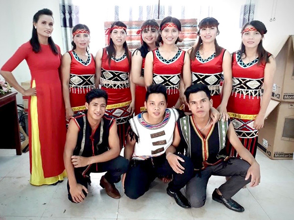 Chị H'Ken người ngoài cùng bìa trái cùng các thành viên nhóm văn nghệ của xã Ia Ka. Ảnh: Lê Hòa