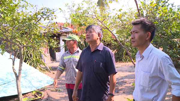 Ông Đinh Xuân Duyên-Trưởng phòng Nông nghiệp và PTNT, Phó Ban Chỉ huy PCTT và TKCN huyện kiểm tra tình hình và triển khai công tác khắc phụ thiên tai. Ảnh: Lê Nam