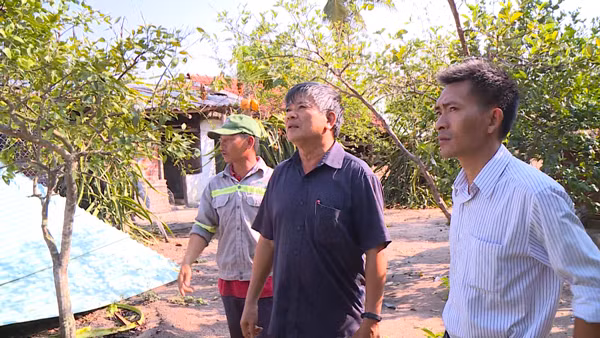 Ông Đinh Xuân Duyên-Trưởng phòng Nông nghiệp và PTNT, Phó Ban Chỉ huy PCTT và TKCN huyện kiểm tra tình hình và triển khai công tác khắc phụ thiên tai. Ảnh: Lê Nam