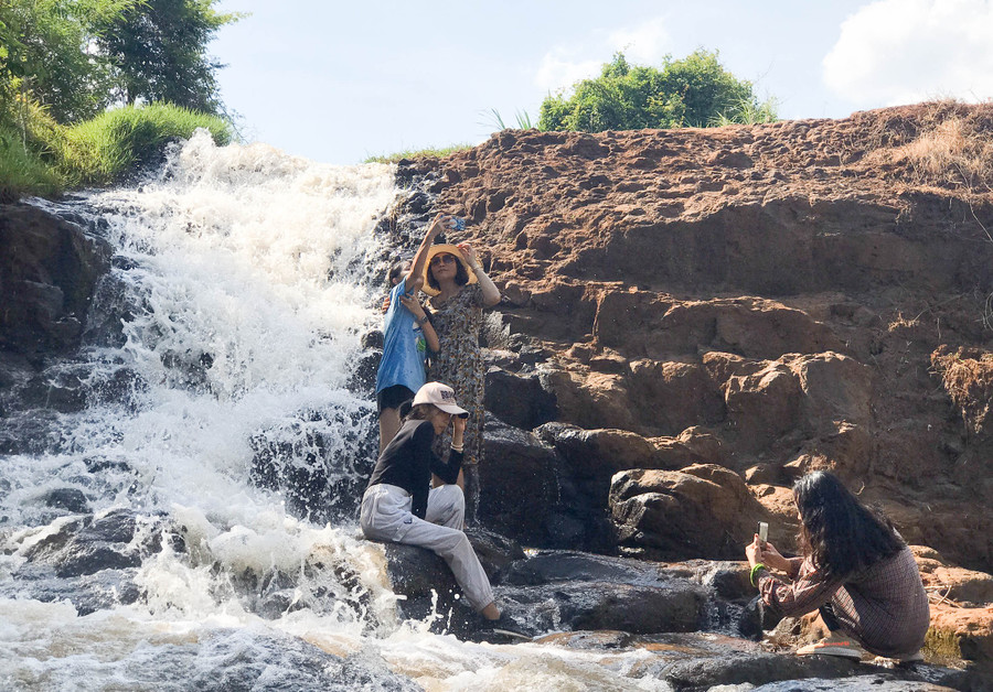 Du khách vui chơi tại thác Hoàn Cầu (xã Chư Pơng, huyện Chư Sê). Ảnh: Trần Dung Du khách vui chơi tại thác Hoàn Cầu (xã Chư Pơng, huyện Chư Sê). Ảnh: Trần Dung