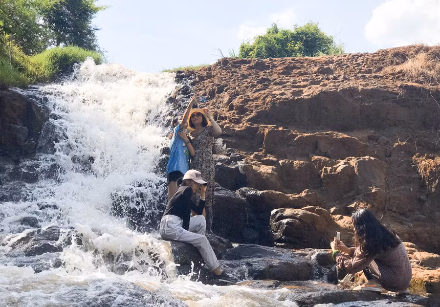 Du khách vui chơi tại thác Hoàn Cầu (xã Chư Pơng, huyện Chư Sê). Ảnh: Trần Dung