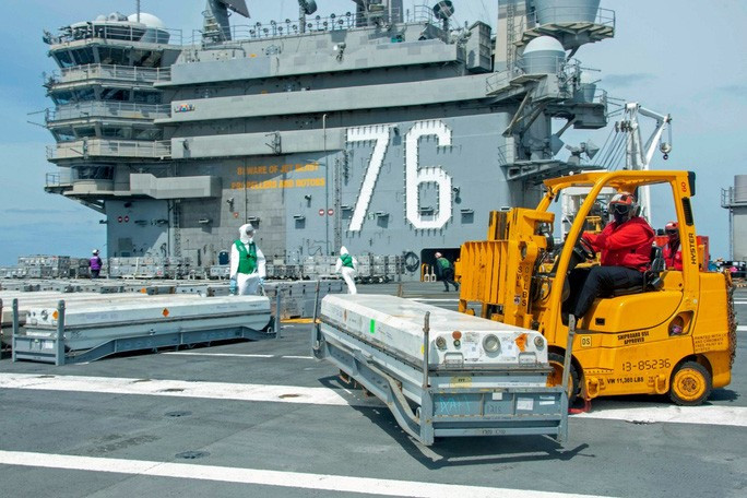 Các thủy thủ đang làm việc trên tàu sân bay USS Ronald Reagan ngoài khơi Nhật Bản hôm 9-5. Ảnh: Hạm đội Thái Bình Dương Mỹ (May 9, 2020) Các thủy thủ đang làm việc trên tàu sân bay USS Ronald Reagan ngoài khơi Nhật Bản hôm 9-5. Ảnh: Hạm đội Thái Bình Dương Mỹ (May 9, 2020)