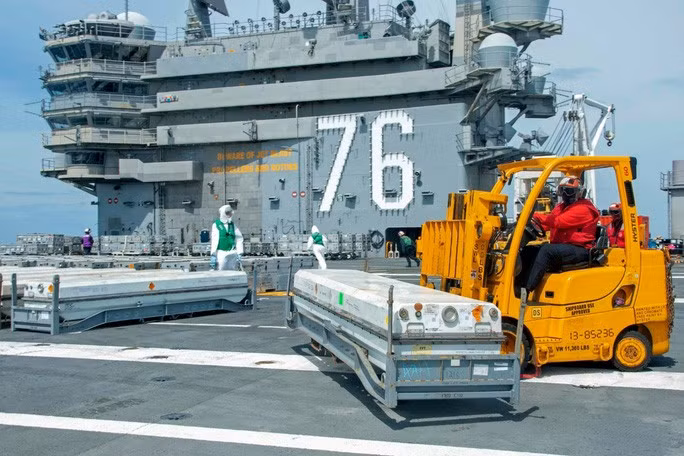 Các thủy thủ đang làm việc trên tàu sân bay USS Ronald Reagan ngoài khơi Nhật Bản hôm 9-5. Ảnh: Hạm đội Thái Bình Dương Mỹ (May 9, 2020)