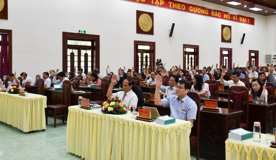 Các đại biểu HĐND tỉnh biểu quyết thông qua các tờ trình. Ảnh: Trần Dung Các đại biểu HĐND tỉnh biểu quyết thông qua các tờ trình. Ảnh: Trần Dung