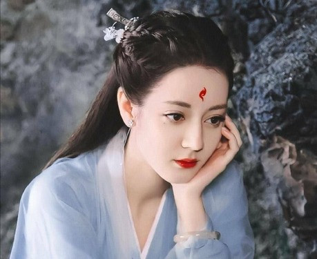 Địch Lệ Nhiệt Ba. Ảnh: Weibo