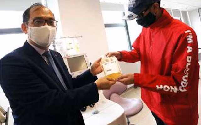 Ông Lee nhận huyết tương từ một bệnh nhân Covid-19 hồi phục. Ảnh: SCMP