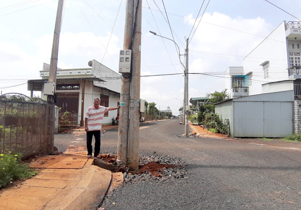 Nhiều cột điện nằm ngay dưới lòng đường Phan Chu Trinh, tiềm ẩn nguy cơ tai nạn giao thông. Ảnh: N.T