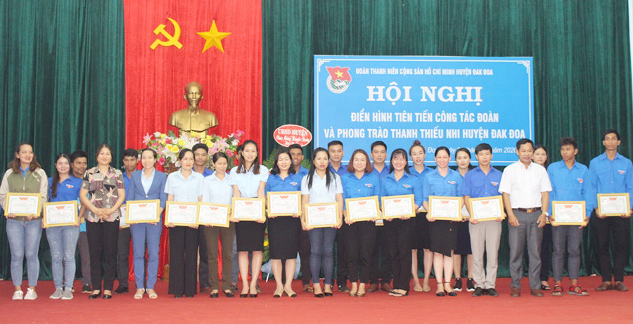 31 tập thể có thành tích xuất sắc trong công tác Đoàn được nhận giấy khen của Ban Thường vụ Huyện Đoàn Đak Đoa. Ảnh: Phan Lài 31 tập thể có thành tích xuất sắc trong công tác Đoàn được nhận giấy khen của Ban Thường vụ Huyện Đoàn Đak Đoa. Ảnh: Phan Lài