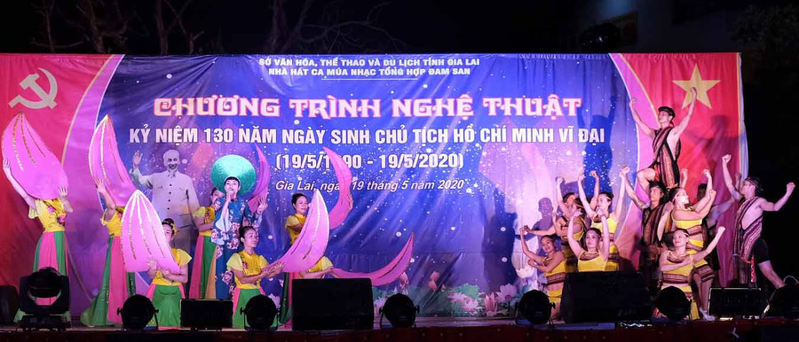 Tiết mục “Đêm nghe hát đò đưa nhớ Bác” gây nhiều xúc động. Ảnh: Hoàng Ngọc Tiết mục “Đêm nghe hát đò đưa nhớ Bác” gây nhiều xúc động. Ảnh: Hoàng Ngọc