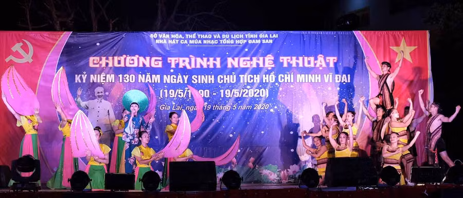 Tiết mục “Đêm nghe hát đò đưa nhớ Bác” gây nhiều xúc động. Ảnh: Hoàng Ngọc