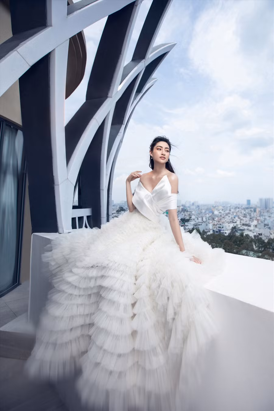 Đăng quang Miss World Việt Nam 2019 năm 19 tuổi, Hoa hậu Lương Thuỳ Linh ngày càng được nhiều yêu mến bởi sự xinh đẹp, bản lĩnh và đặc biệt là vẻ đẹp tri thức. Ảnh: Viết Quý. 