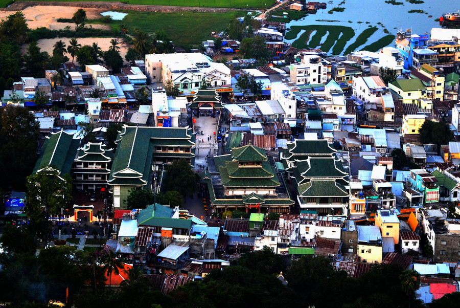  Miếu Bà Chúa Xứ nhìn từ đỉnh Núi Sam. Ảnh: LT