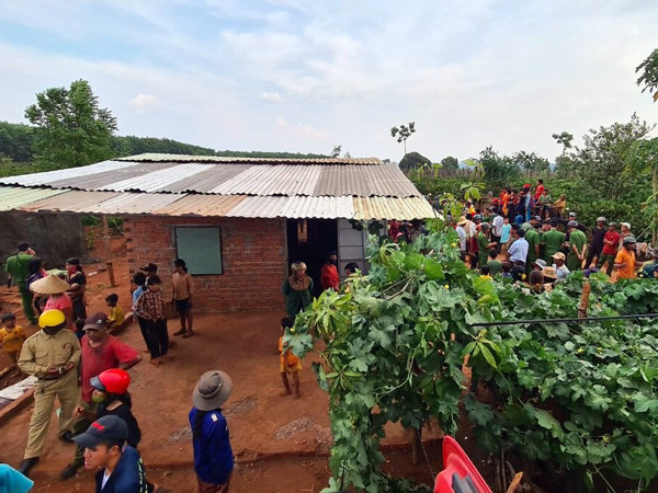 Lực lượng chức năng và người dân tập trung tại hiện trường vụ tai nạn do ngạt khí giếng ở làng Ser Dơ Mó (xã Kông Htok, huyện Chư Sê) chiều 15-5. Ảnh: L.V.N